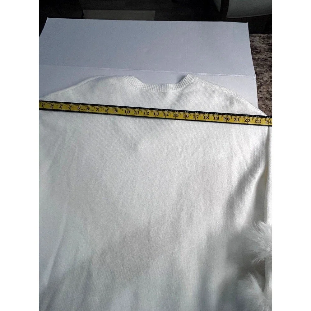 Philosophy by Republic Woman’s Size XL V-Neck White Sweater with Faux Fur Cuffs. - Picture 12 of 12